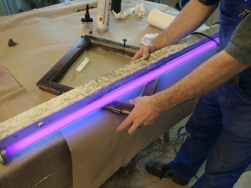 Verkleben eines Sprunges in der Glasscheibe mittels UV-Licht-aushrtendem Klebstoff