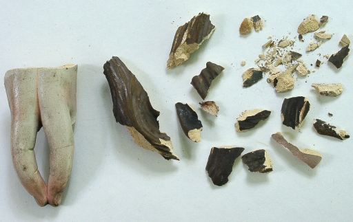 Detail beigelegte Fragmente (Oberseite)